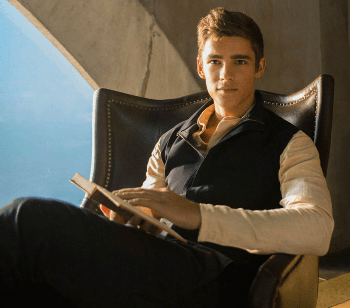 Brenton Thwaites 